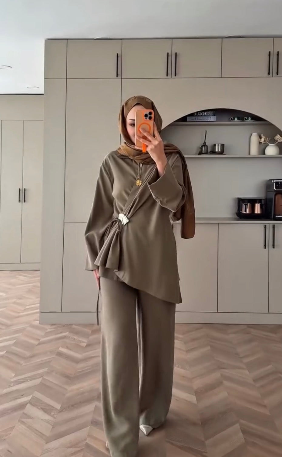 Broş detaylı kruvaze kapama alt üst takım