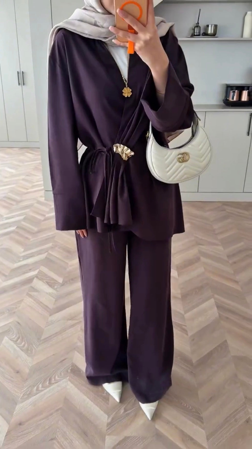 Broş detaylı kruvaze kapama alt üst takım