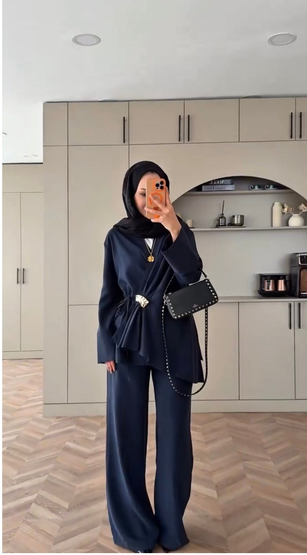 Broş detaylı kruvaze kapama alt üst takım