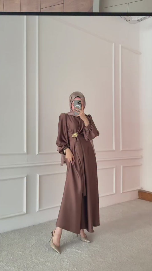 Broş detaylı ful astarlı tül elbise